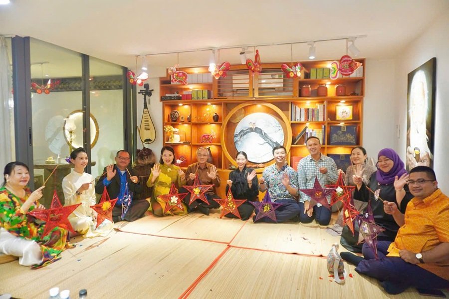 Đại diện Tổng lãnh sự quán các nước Asean trang trí lồng đèn tại sự kiện Đại diện Tổng lãnh sự quán các nước Asean trang trí lồng đèn tại sự kiện