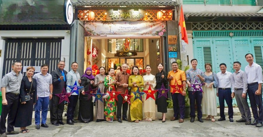 Đại diện Tổng lãnh sự quán các nước Asean và khách mời chụp hình lưu niệm Đại diện Tổng lãnh sự quán các nước Asean và khách mời chụp hình lưu niệm