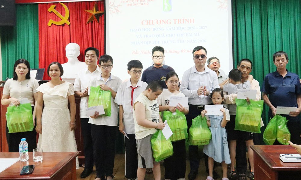 Các đại biểu trao quà cho học sinh và thiếu nhi khiếm thị, con của người khiếm thị nhân dịp Tết Trung thu. Các đại biểu trao quà cho học sinh và thiếu nhi khiếm thị, con của người khiếm thị nhân dịp Tết Trung thu.