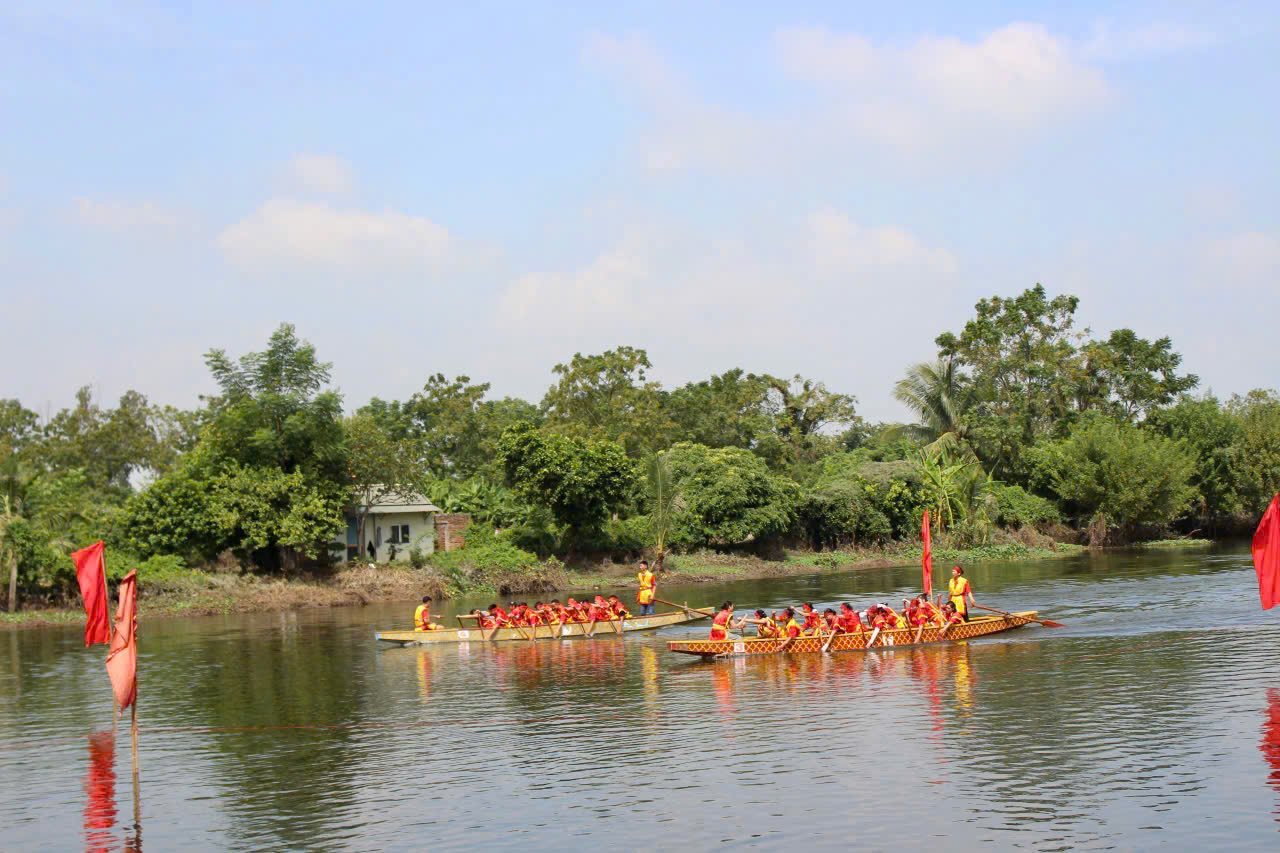 Bơi chiềng - một trong các nghi lễ truyền thống đặc sắc tại Lễ hội Đền Quát. Bơi chiềng - một trong các nghi lễ truyền thống đặc sắc tại Lễ hội Đền Quát.