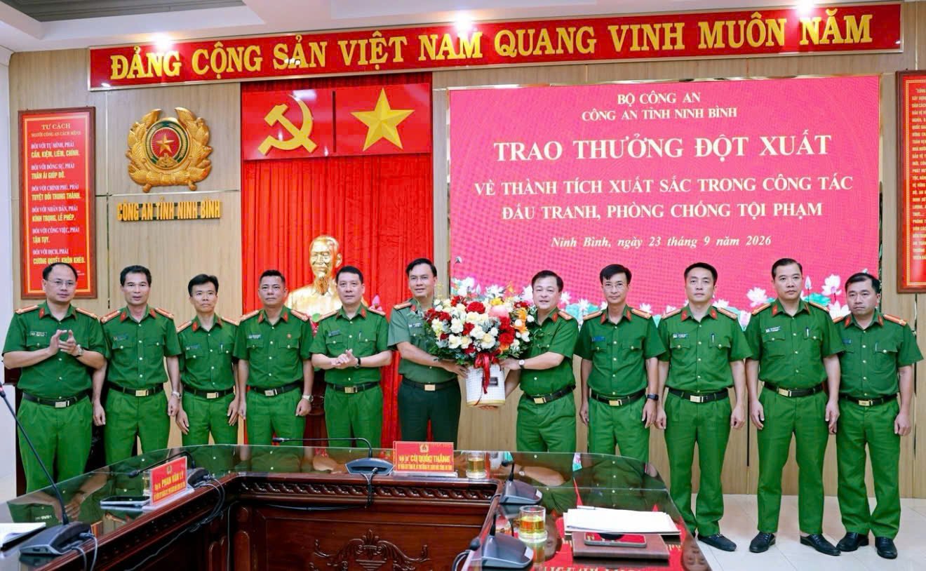 L&atilde;nh đạo C&ocirc;ng an tỉnh Ninh B&igrave;nh trao thưởng đột xuất cho tập thể Ph&ograve;ng Cảnh s&aacute;t điều tra tội phạm về ma t&uacute;y. (Ảnh: C&ocirc;ng an Ninh B&igrave;nh)
