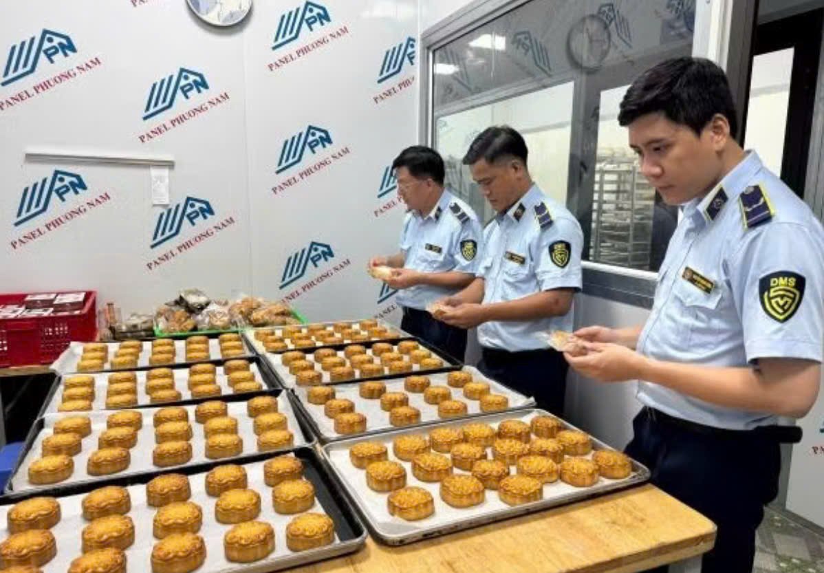 Hơn 200 b&aacute;nh Trung thu tại cơ sở được lực lượng chức năng tạm giữ để xử l&yacute; theo quy định.
