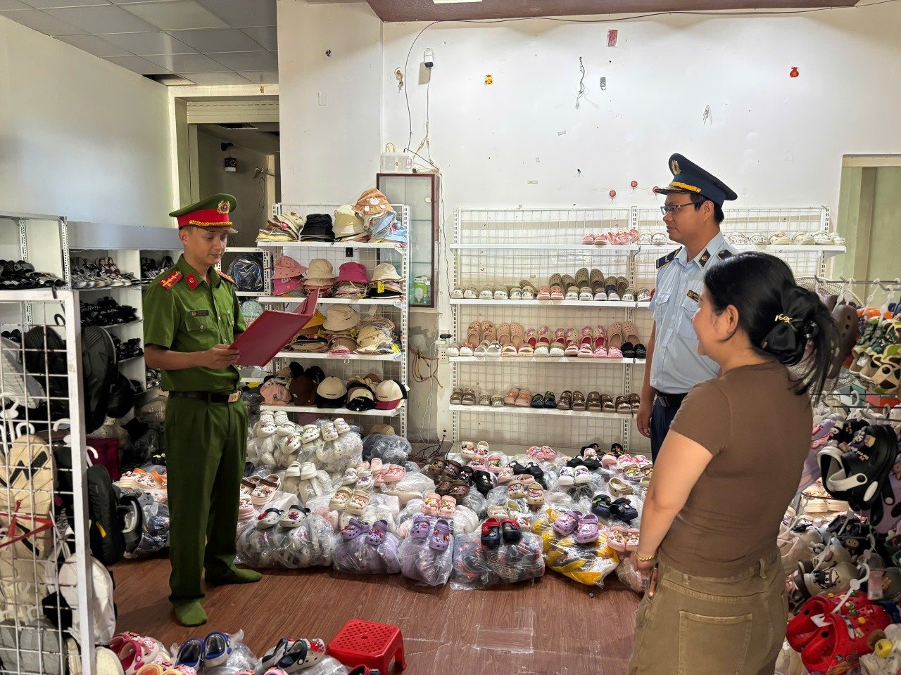 Lực lượng chức năng tỉnh Quảng Trị kiểm tra h&agrave;ng h&oacute;a tại cơ sở kinh doanh