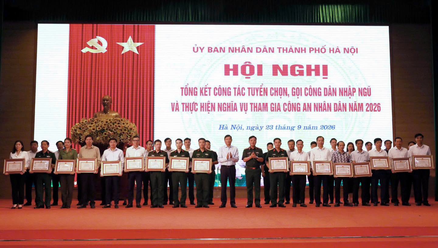 Lãnh đạo thành phố Hà Nội trao khen thưởng cho các tập thể có thành tích xuất sắc trong công tác tuyển quân năm 2026. Lãnh đạo thành phố Hà Nội trao khen thưởng cho các tập thể có thành tích xuất sắc trong công tác tuyển quân năm 2026.