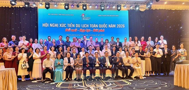 Lãnh đạo Bộ VH-TT&DL và Lãnh đạo các địa phương chụp ảnh lưu niệm cùng Ban tổ chức Hội nghị. Ảnh Thành Hưng. Lãnh đạo Bộ VH-TT&DL và Lãnh đạo các địa phương chụp ảnh lưu niệm cùng Ban tổ chức Hội nghị. Ảnh Thành Hưng.