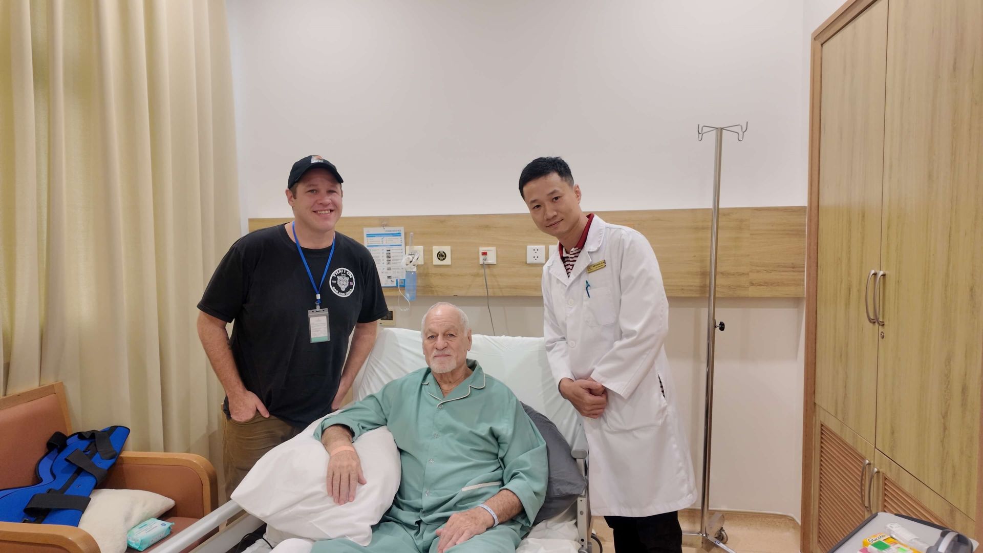 Bệnh nh&acirc;n Pettit Jeff Gray (70 tuổi, quốc tịch Mỹ) tin tưởng lựa chọn Vinmec Nha Trang để điều trị t&igrave;nh trạng tho&aacute;i h&oacute;a khớp gối nghi&ecirc;m trọng.