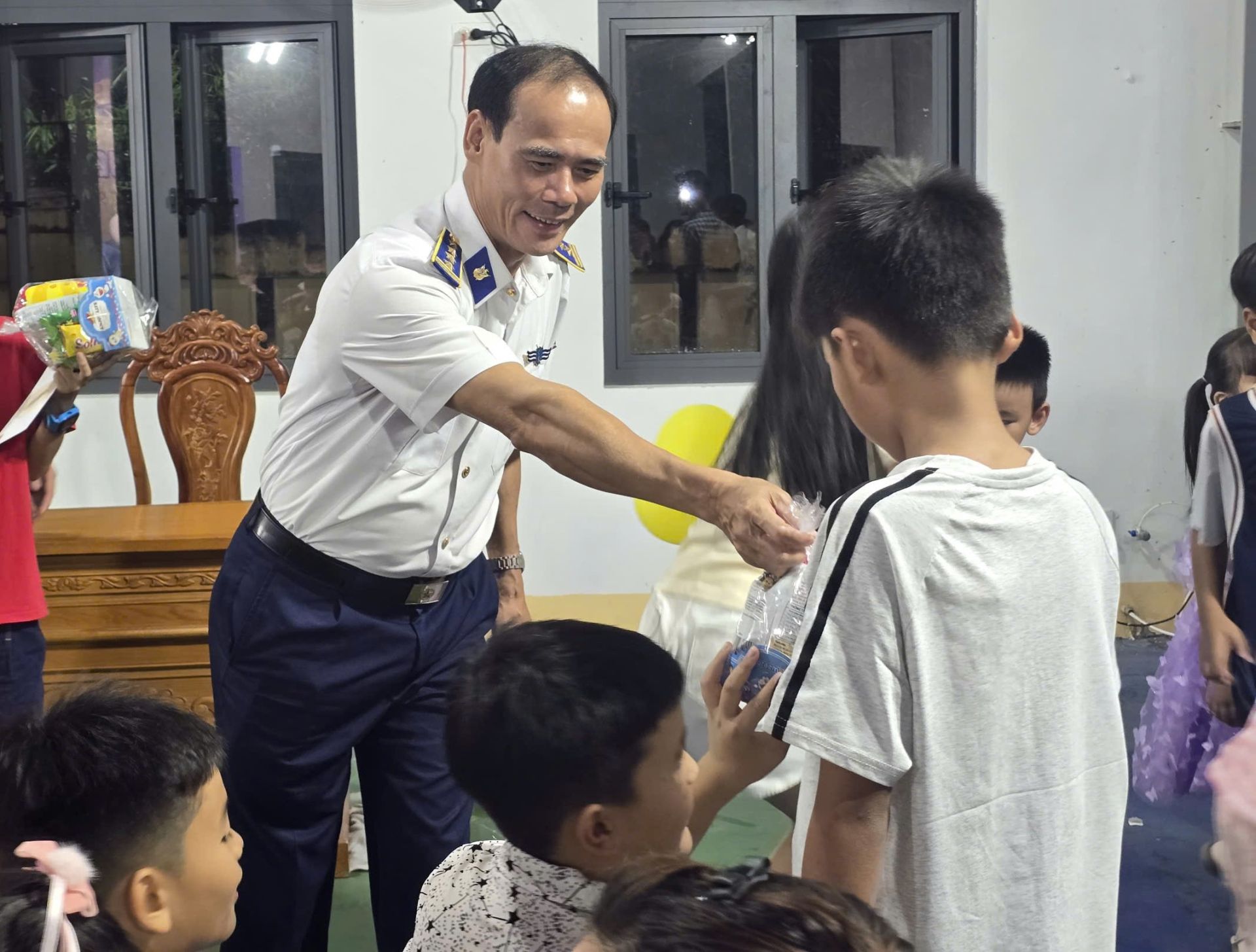 Đại t&aacute; Nguyễn Văn Tranh, Ủy vi&ecirc;n Ban Thường vụ Đảng ủy, Ph&oacute; Tư lệnh Ph&aacute;p luật BTL V&ugrave;ng Cảnh s&aacute;t biển 4 tặng qu&agrave; cho c&aacute;c ch&aacute;u thiếu nhi