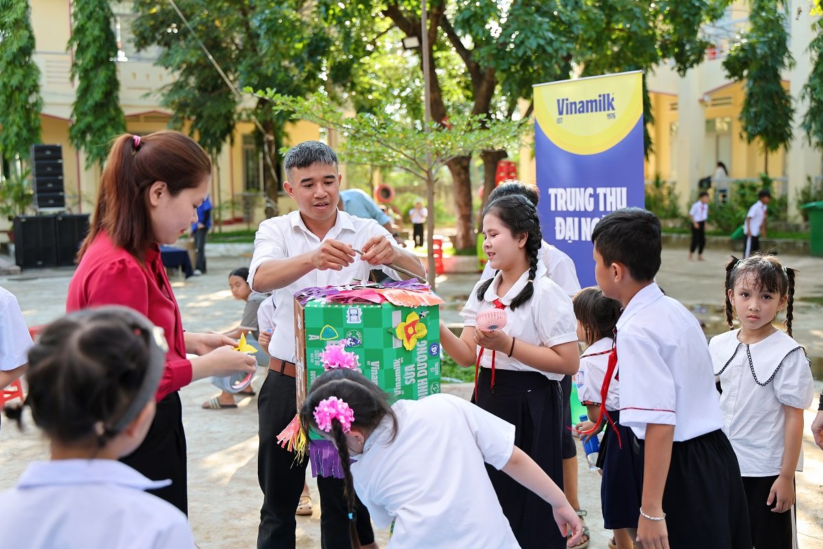 Các em nhỏ hào hứng tham gia trò chơi cùng nhân viên Vinamilk trong ngày hội trăng rằm (Ảnh: Nguyễn Hoàng). Các em nhỏ hào hứng tham gia trò chơi cùng nhân viên Vinamilk trong ngày hội trăng rằm (Ảnh: Nguyễn Hoàng).