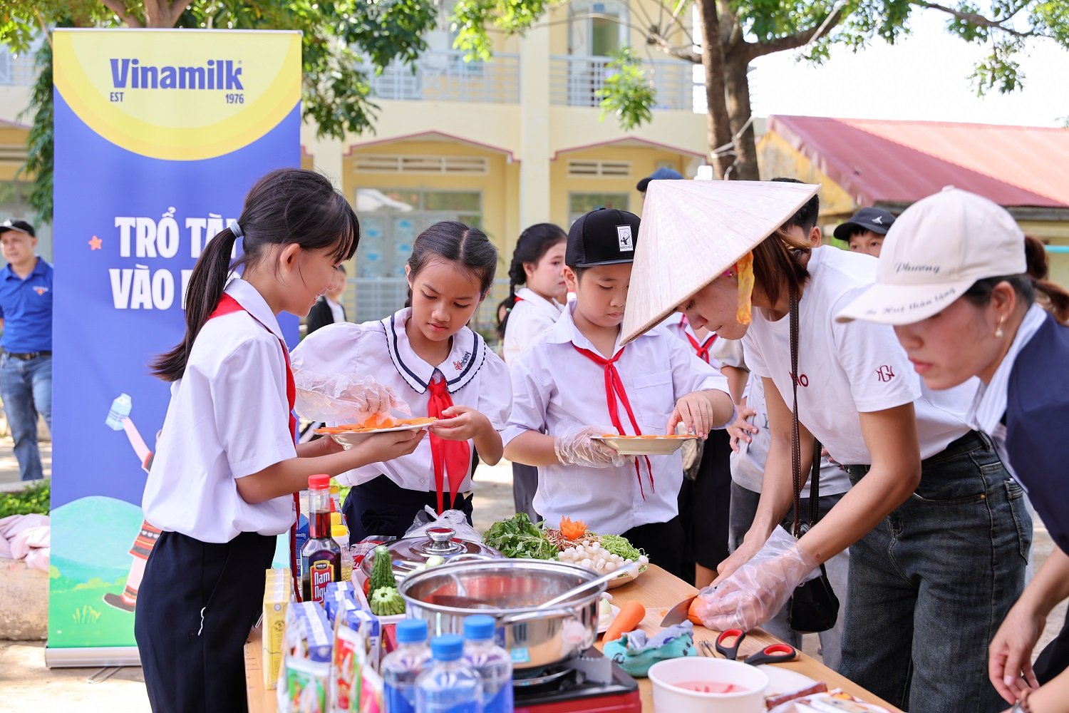 Các em nhỏ cùng thầy cô tham gia thiết kế đồ chơi và chuẩn bị mâm cỗ Trung thu tại ngày hội (Ảnh: Nguyễn Hoàng). Các em nhỏ cùng thầy cô tham gia thiết kế đồ chơi và chuẩn bị mâm cỗ Trung thu tại ngày hội (Ảnh: Nguyễn Hoàng).
