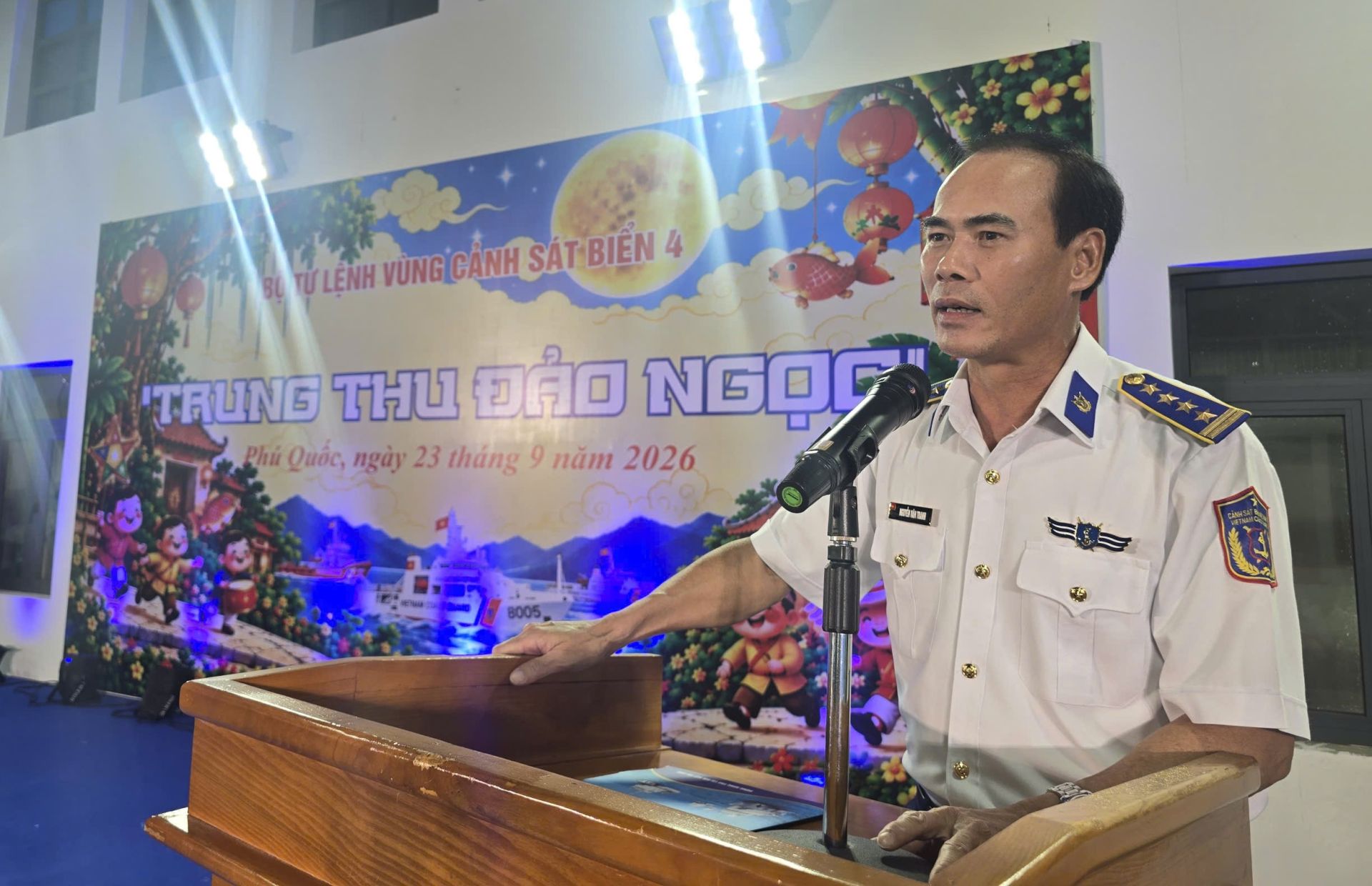 Đại t&aacute; Nguyễn Văn Tranh, Ủy vi&ecirc;n Ban Thường vụ Đảng ủy, Ph&oacute; Tư lệnh Ph&aacute;p luật ph&aacute;t biểu tại đ&ecirc;m hội trăng rằm.