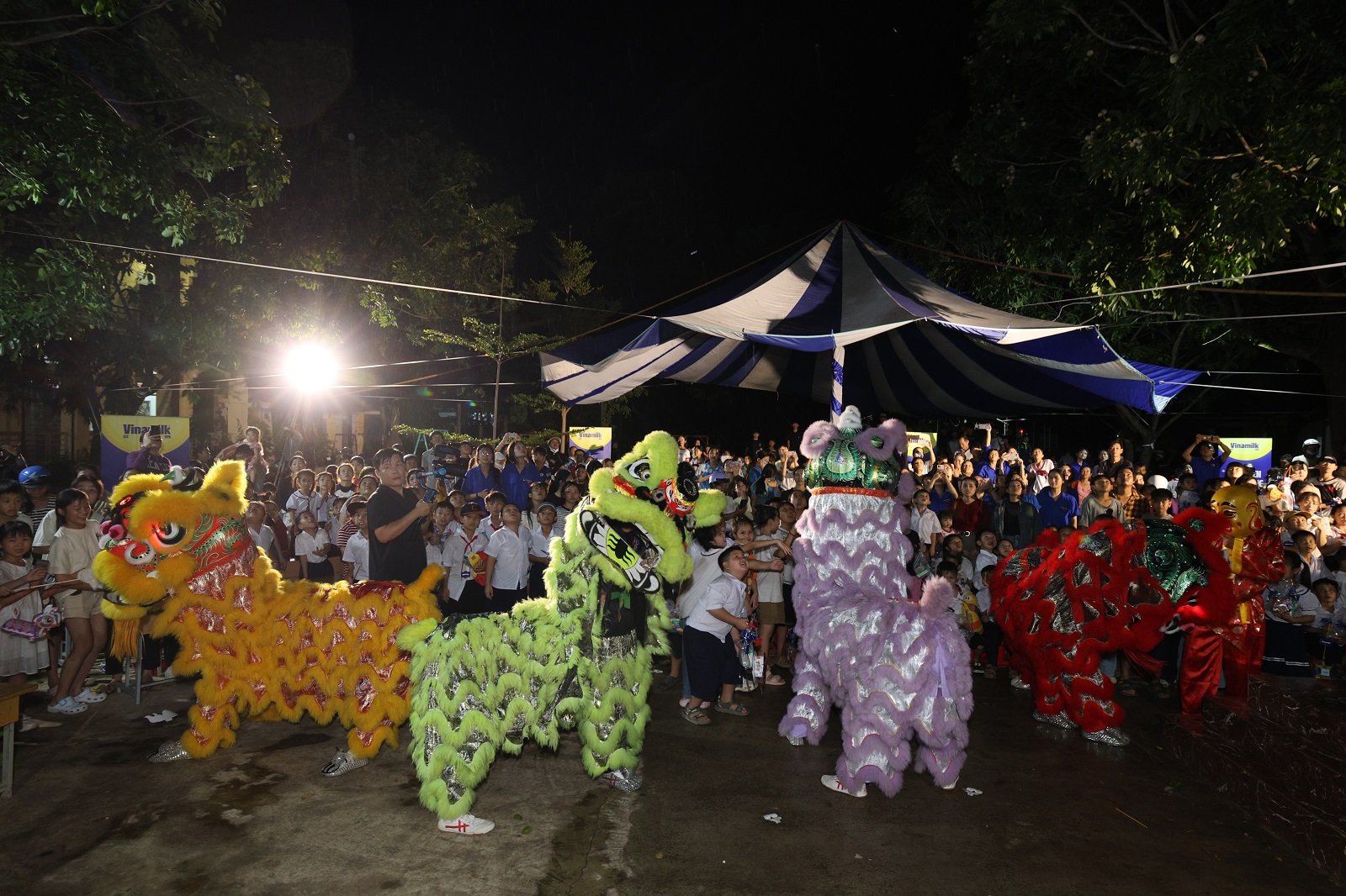 Không khí đêm hội thêm sôi động với các tiết mục văn nghệ, ảo thuật và giao lưu ca hát (Ảnh: Nguyễn Hoàng). Không khí đêm hội thêm sôi động với các tiết mục văn nghệ, ảo thuật và giao lưu ca hát (Ảnh: Nguyễn Hoàng).