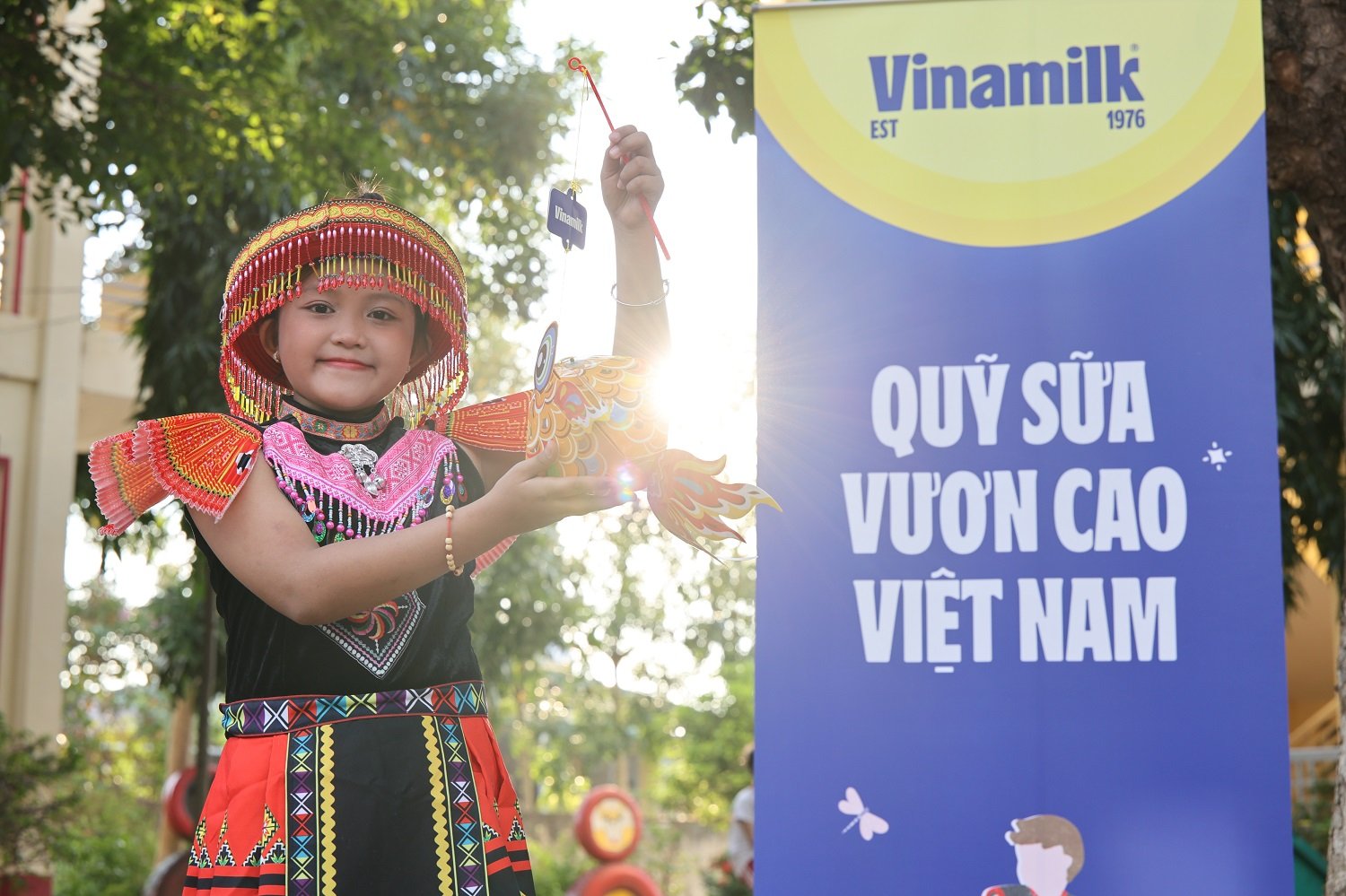 Khoảnh khắc em nhỏ cầm lồng đèn tham gia ngày hội Trung thu tại Ea Rốk (Ảnh: Nguyễn Hoàng). Khoảnh khắc em nhỏ cầm lồng đèn tham gia ngày hội Trung thu tại Ea Rốk (Ảnh: Nguyễn Hoàng).