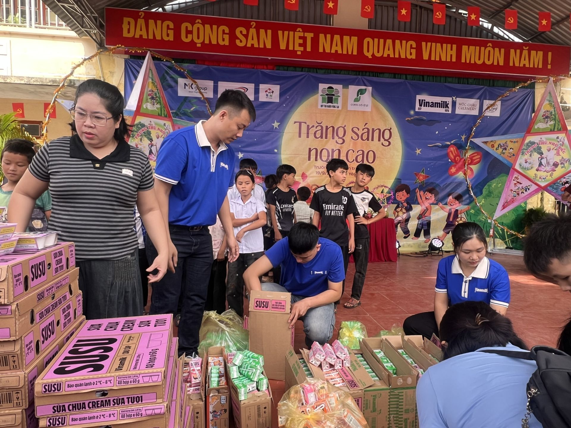 Chương trình Trung thu do Vinamilk đồng hành góp phần mang đến cho trẻ em Suối Tọ, Phù Yên, Sơn La một ngày hội giàu trải nghiệm và niềm vui (Ảnh: Minh Anh). Chương trình Trung thu do Vinamilk đồng hành góp phần mang đến cho trẻ em Suối Tọ, Phù Yên, Sơn La một ngày hội giàu trải nghiệm và niềm vui (Ảnh: Minh Anh).