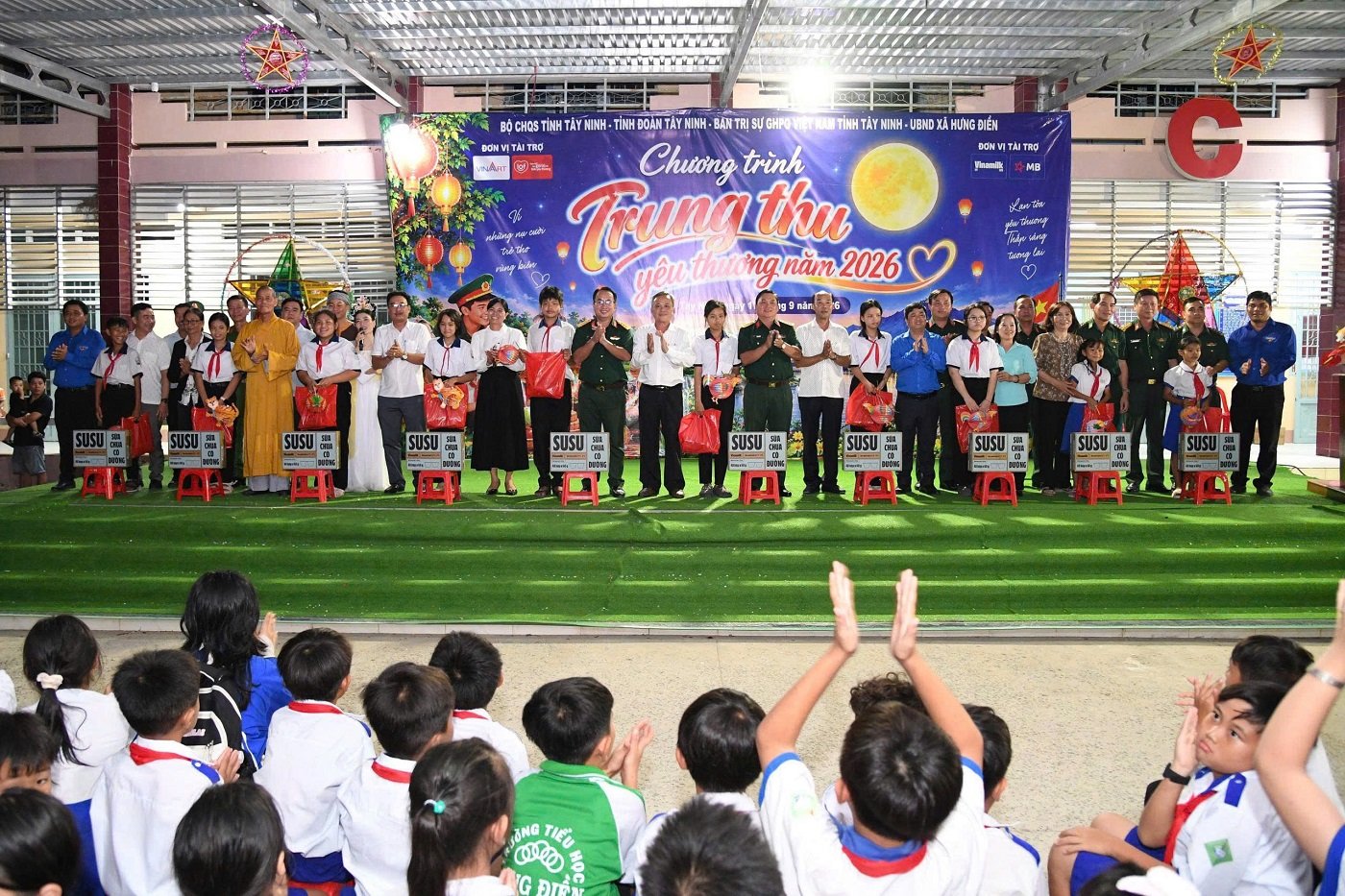 Vinamilk đồng hành cùng Bộ Chỉ huy Quân sự tỉnh Tây Ninh góp thêm niềm vui ngày Tết thiếu nhi cho trẻ em địa phương (Ảnh: Minh Anh). Vinamilk đồng hành cùng Bộ Chỉ huy Quân sự tỉnh Tây Ninh góp thêm niềm vui ngày Tết thiếu nhi cho trẻ em địa phương (Ảnh: Minh Anh).