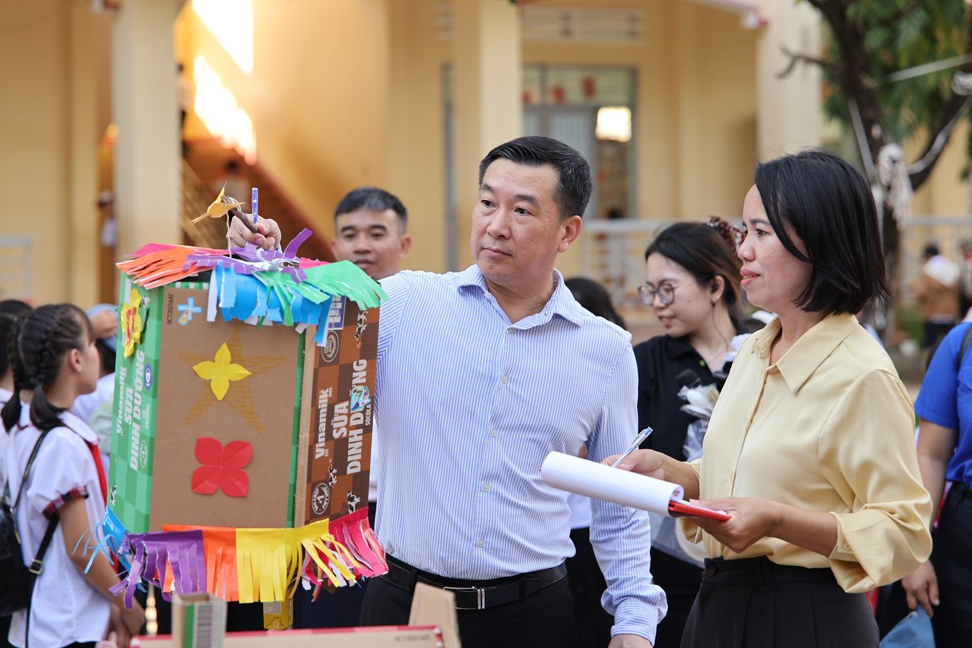 Ông Đỗ Thanh Tuấn - Giám đốc Đối ngoại Vinamilk - tham gia và trao quà cho các em học sinh trong ngày hội Trung thu tại Ea Rốk (Ảnh: Nguyễn Hoàng). Ông Đỗ Thanh Tuấn - Giám đốc Đối ngoại Vinamilk - tham gia và trao quà cho các em học sinh trong ngày hội Trung thu tại Ea Rốk (Ảnh: Nguyễn Hoàng).
