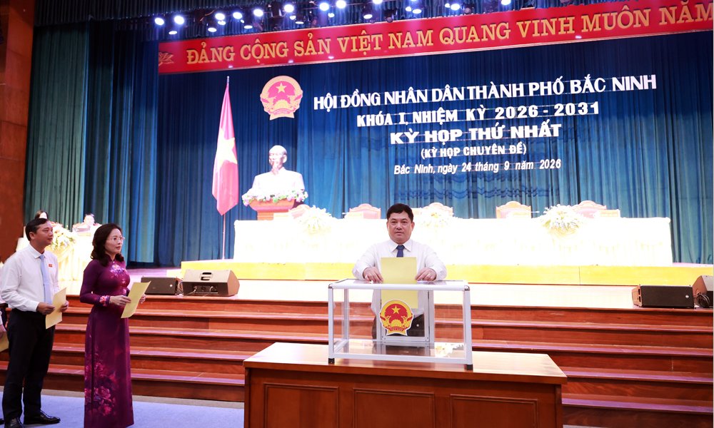 Các đại biểu bỏ phiếu bầu chức danh Phó Chủ tịch UBND thành phố. Các đại biểu bỏ phiếu bầu chức danh Phó Chủ tịch UBND thành phố.