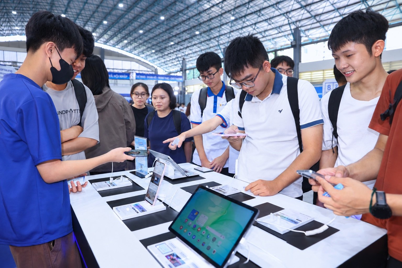C&aacute;c bạn trẻ trải nghiệm sản phẩm v&agrave; tương t&aacute;c tại Khu vực AI