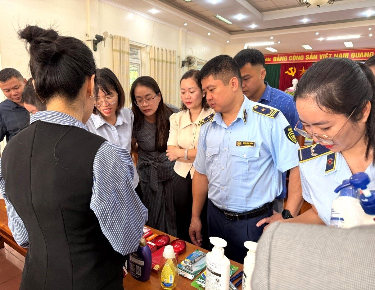 Tại Hội thảo, đại diện C&ocirc;ng ty TNHH SNB React Việt Nam c&ugrave;ng đại diện 12 thương hiệu quốc tế gồm WD, P&G, MCM, Global Brother, Goodai Global, Oregon, Stellantis, Kenvue, Pandora, BIC, STIHL v&agrave; Goyard đ&atilde; trực tiếp cung cấp th&ocirc;ng tin, hướng dẫn nhận diện sản phẩm v&agrave; trao đổi với c&aacute;c lực lượng chức năng của tỉnh Cao Bằng.