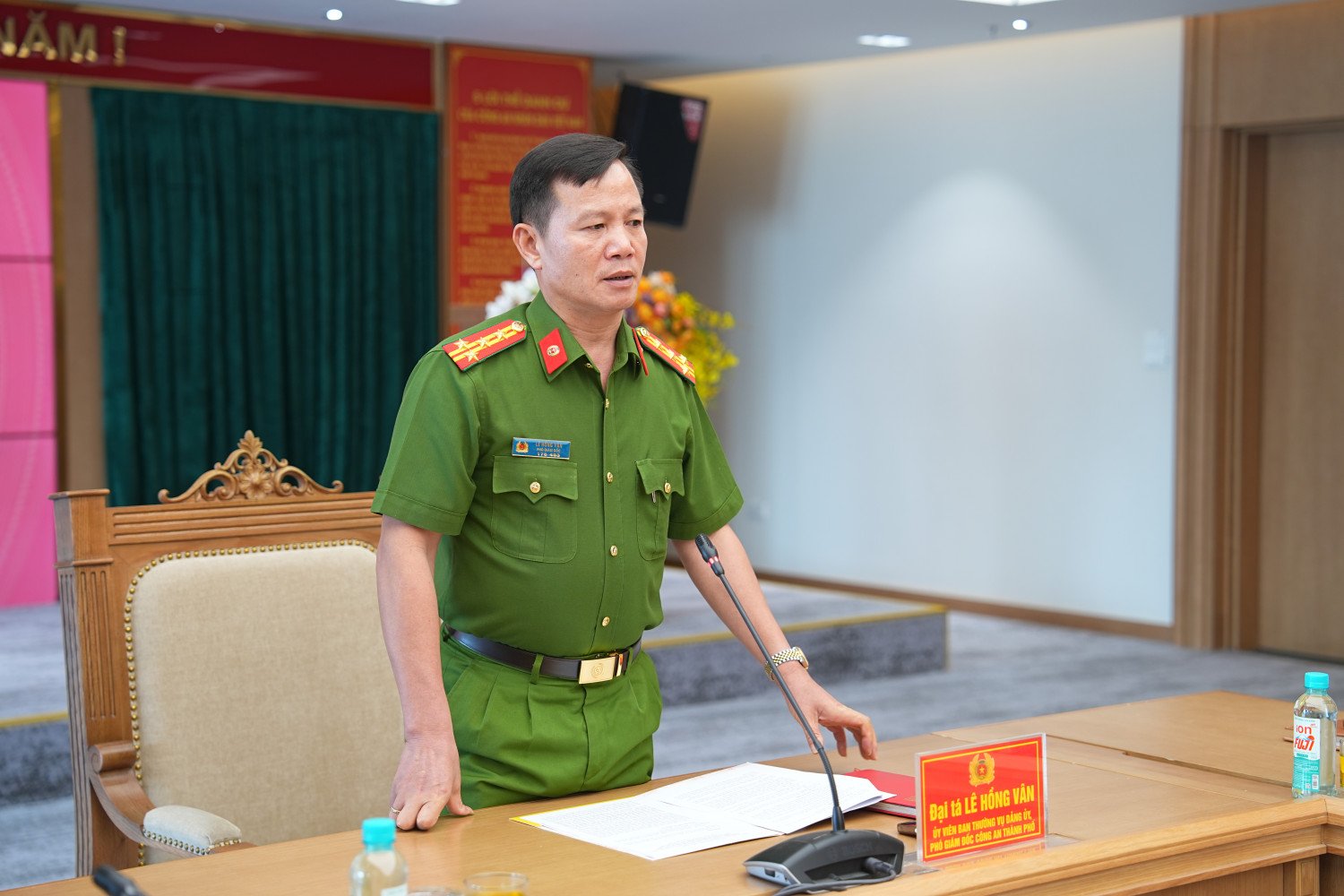Đại tá Lê Hồng Vân, Phó Giám đốc Công an thành phố Quảng Ninh chủ trị hội nghị Đại tá Lê Hồng Vân, Phó Giám đốc Công an thành phố Quảng Ninh chủ trị hội nghị