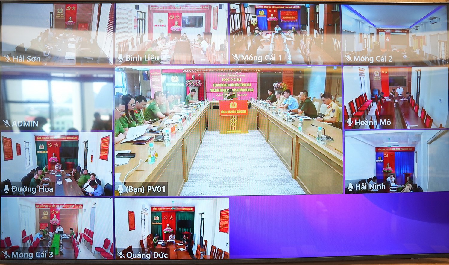 Hội nghị được tổ chức trực tiếp kết hợp trực tuyến đến Công an các xã, phường, địa phương khu vực biên giới, hải đảo Hội nghị được tổ chức trực tiếp kết hợp trực tuyến đến Công an các xã, phường, địa phương khu vực biên giới, hải đảo