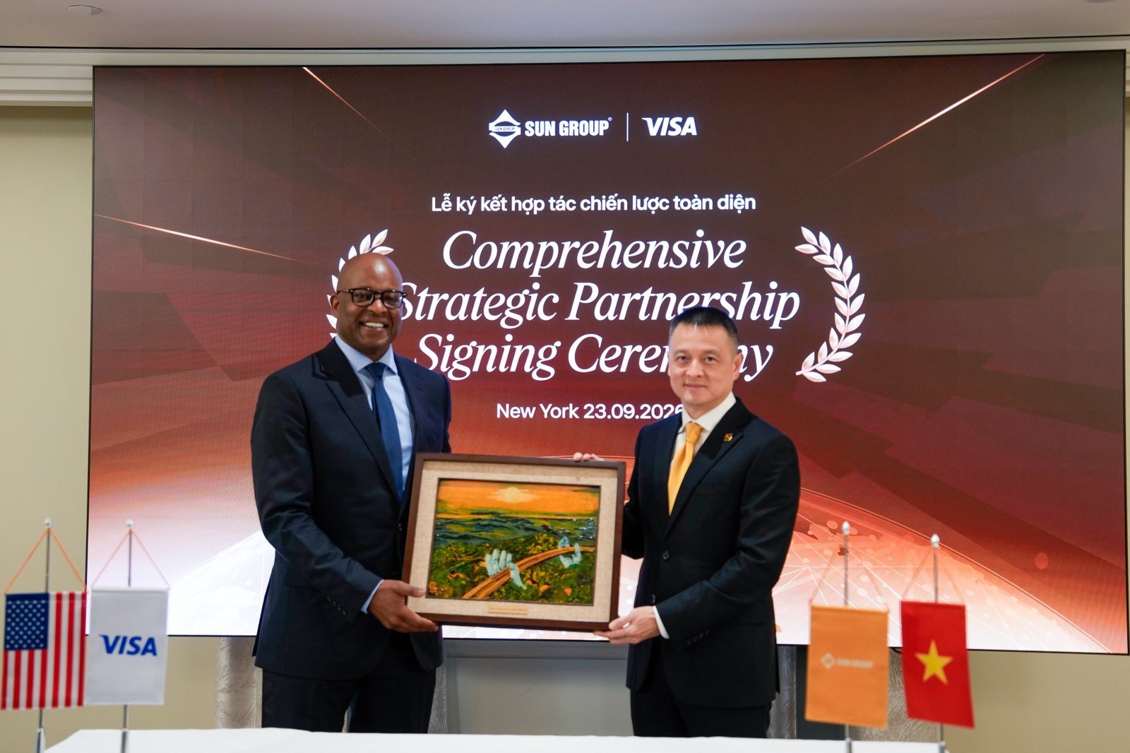 Đại điện l&atilde;nh đạo hai b&ecirc;n Visa v&agrave; Sun Group chụp ảnh lưu niệm nh&acirc;n dịp k&yacute; kết hợp t&aacute;c