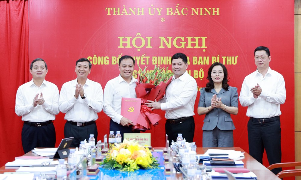 Các đồng chí Thường trực Thành ủy tặng hoa chúc mừng đồng chí Đào Thanh Trường. Các đồng chí Thường trực Thành ủy tặng hoa chúc mừng đồng chí Đào Thanh Trường.
