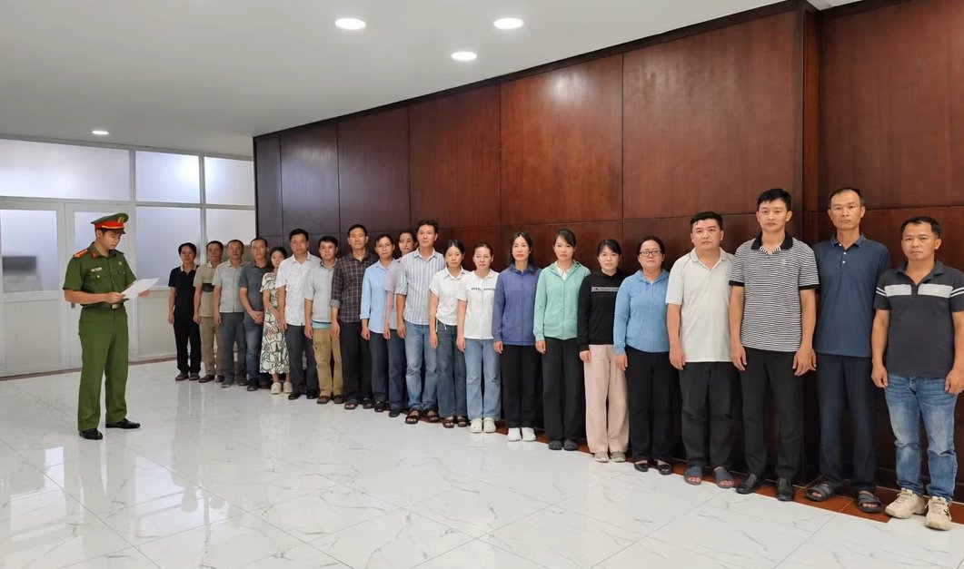 C&aacute;c đối tượng bị khởi tố bổ sung trong đường d&acirc;y mua, b&aacute;n h&oacute;a đơn khống. Ảnh: congan.hochiminhcity.gov.vn