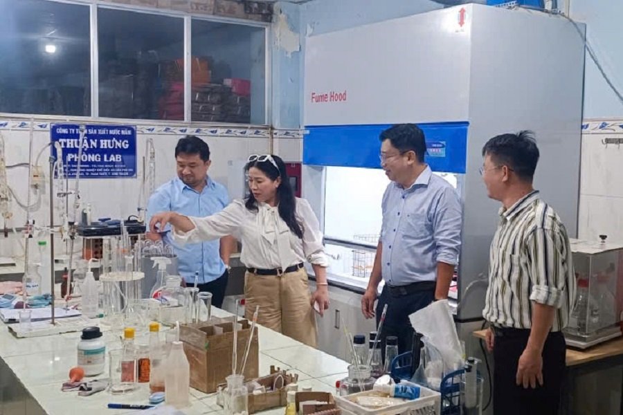 Đo&agrave;n nghiệm thu tại C&ocirc;ng ty TNHH sản xuất nước mắm Thuận Hưng, phường Ph&uacute; Thủy. (Ảnh: Trung t&acirc;m Khuyến c&ocirc;ng)