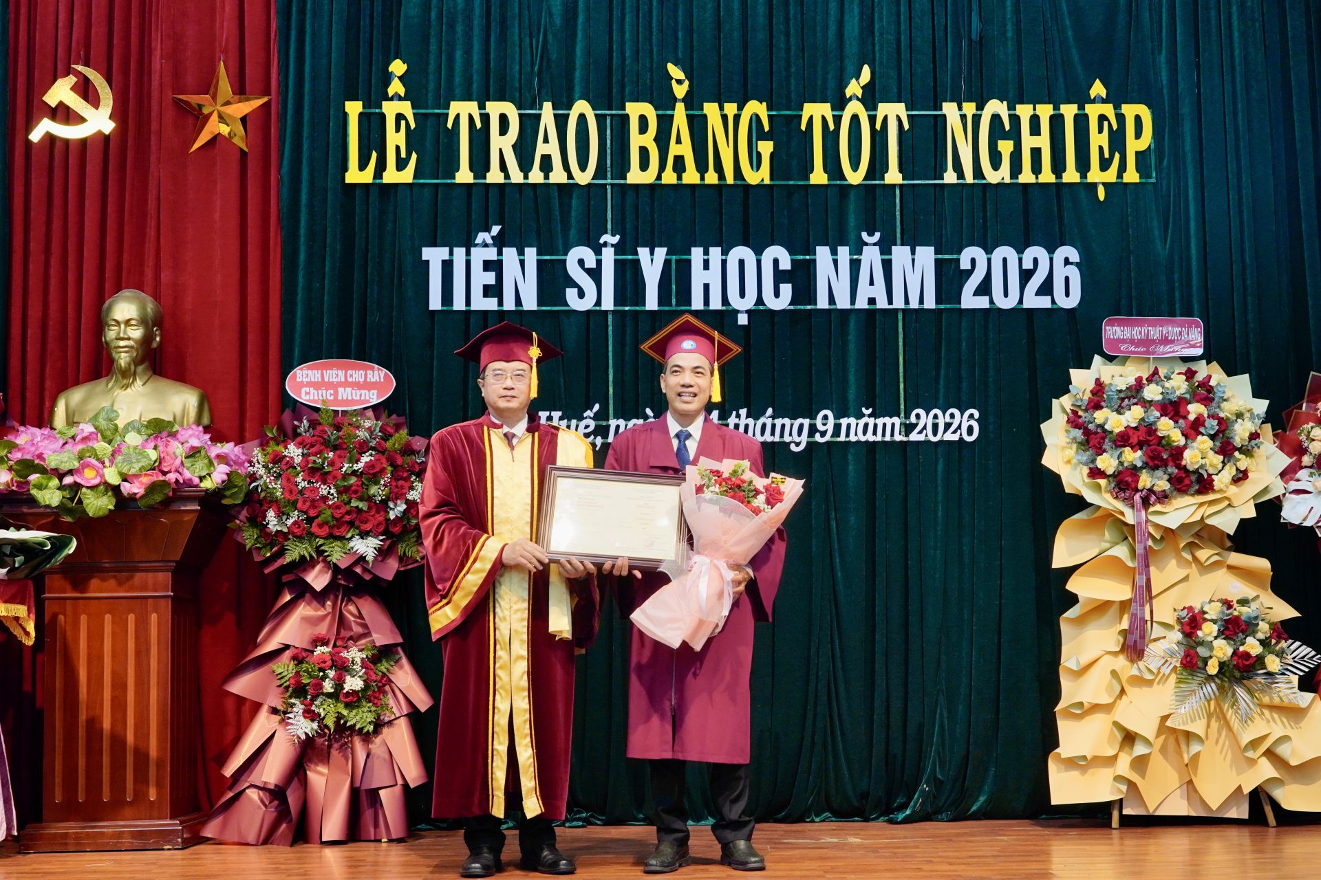 GS.TS Nguyễn Vũ Quốc Huy- Phụ tr&aacute;ch Đại học Huế trao bằng tiến sĩ cho nghi&ecirc;n cứu sinh