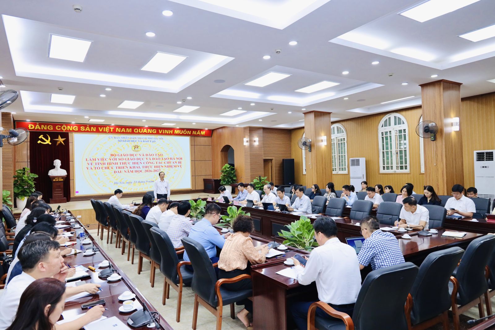 Toàn cảnh buổi làm việc. Toàn cảnh buổi làm việc.