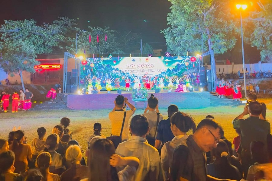 Chương trình “Biên cương - Đêm hội trăng rằm” tại xã vùng biên Sơn Hồng Chương trình “Biên cương - Đêm hội trăng rằm” tại xã vùng biên Sơn Hồng