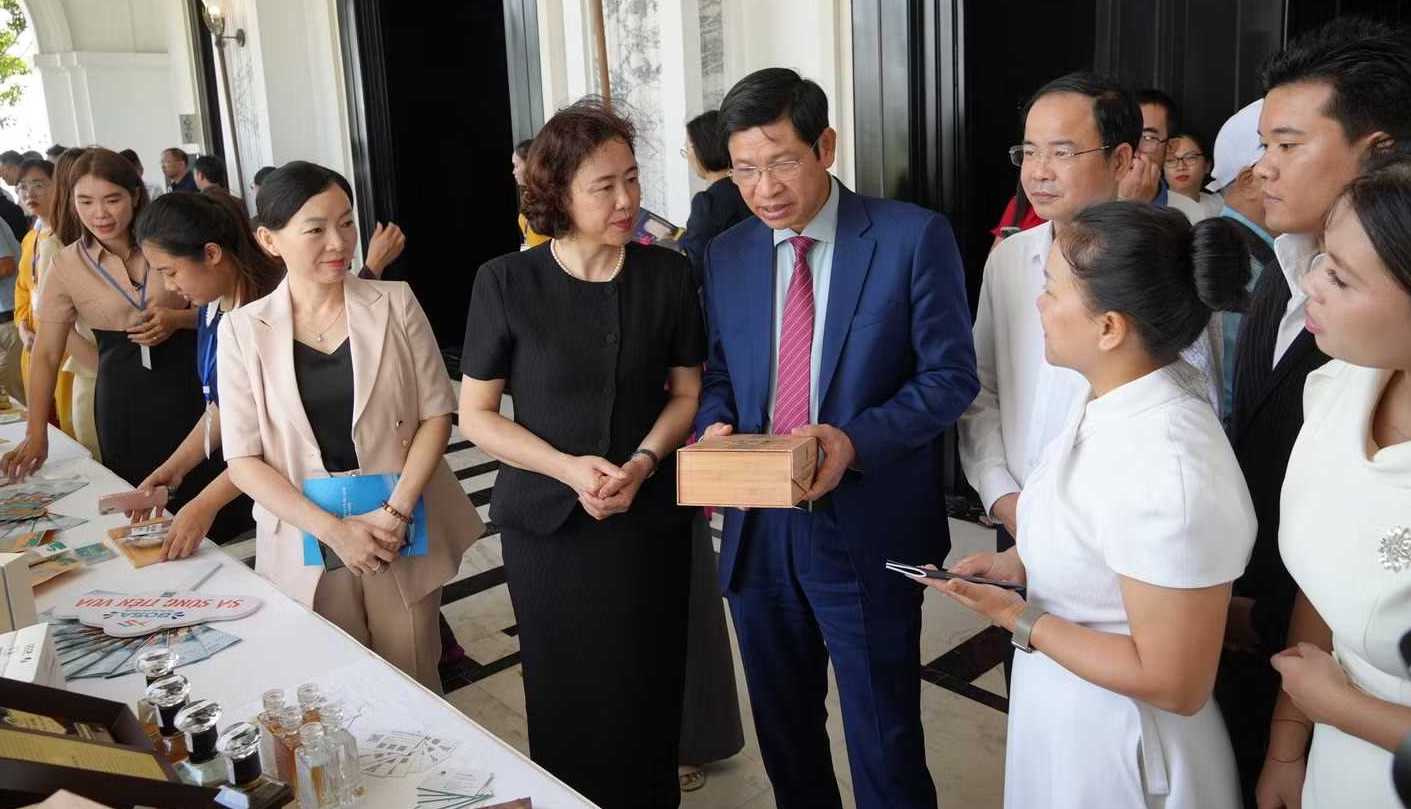 Các đại biểu tham quan gian hàng OCOP Quảng Ninh trưng bày tại hội nghị Các đại biểu tham quan gian hàng OCOP Quảng Ninh trưng bày tại hội nghị