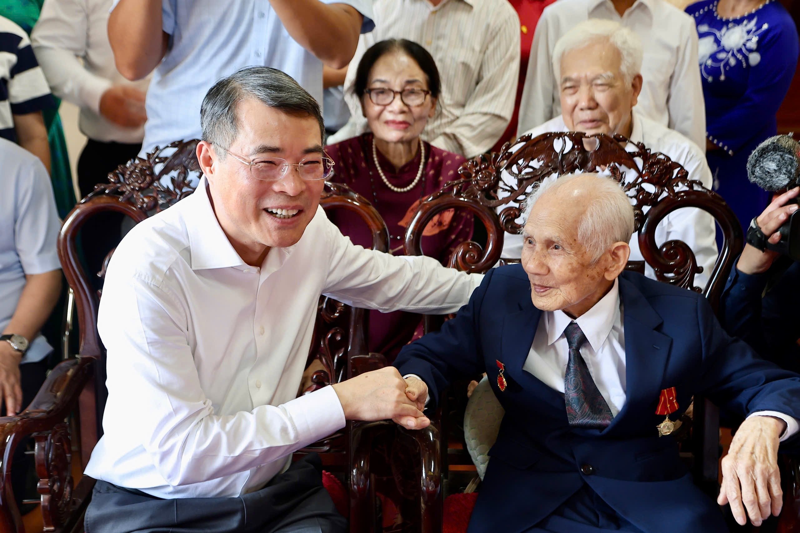 Thủ tướng Ch&iacute;nh phủ L&ecirc; Minh Hưng đến thăm gia đ&igrave;nh đồng ch&iacute; L&ecirc; Viết Khản.