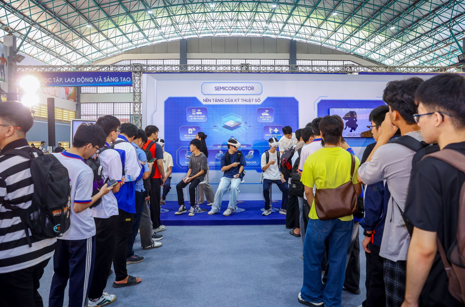 Kh&ocirc;ng kh&iacute; nhộn nhịp tại khu vực trải nghiệm thực tế ảo kh&aacute;m ph&aacute; quy tr&igrave;nh sản xuất chipset