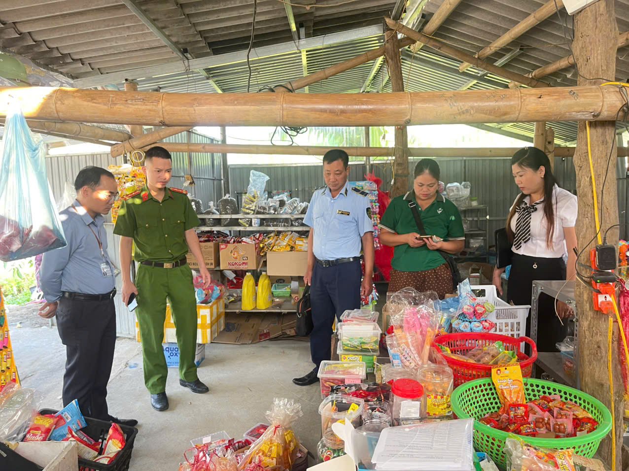 Đo&agrave;n kiểm tra việc tu&acirc;n thủ quy định về nh&atilde;n m&aacute;c, nguồn gốc xuất xứ h&agrave;ng ho&aacute;, sản phẩm.