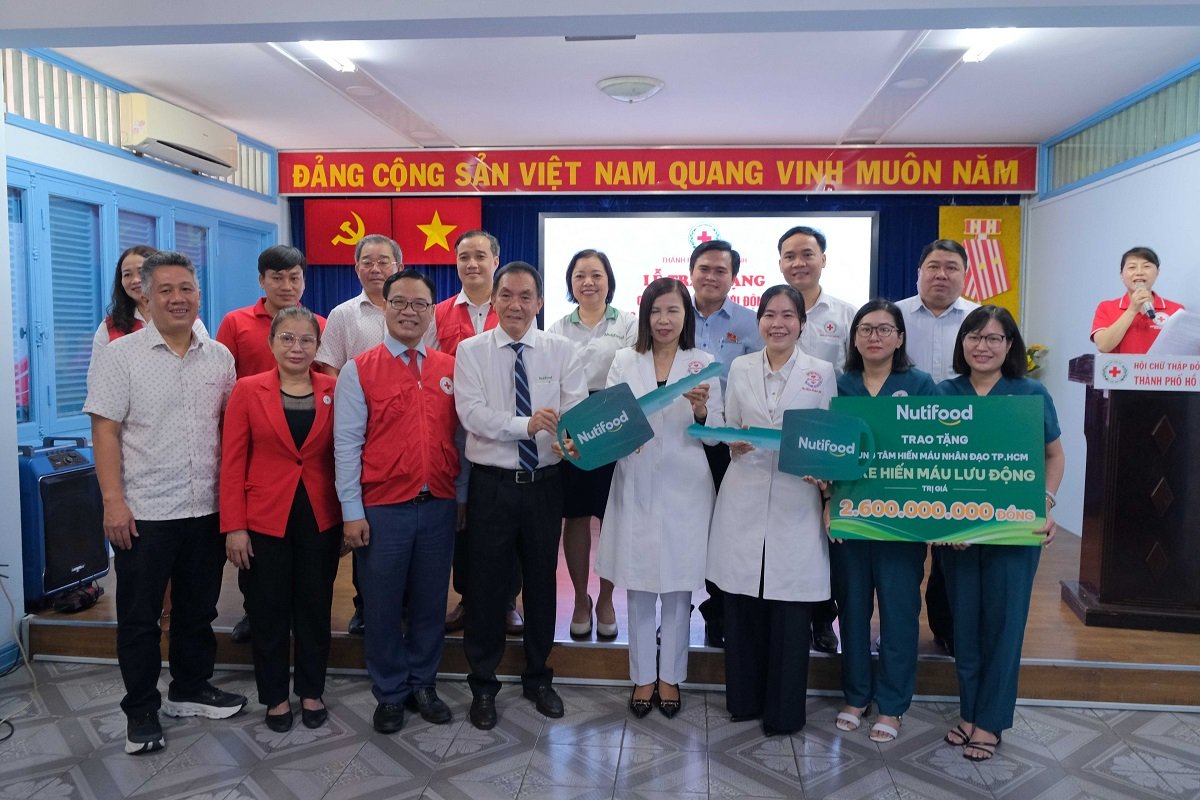 L&atilde;nh đạo Nutifood đại diện trao m&oacute;n qu&agrave; &yacute; nghĩa đến Trung t&acirc;m Hiến m&aacute;u Nh&acirc;n đạo TP. HCM