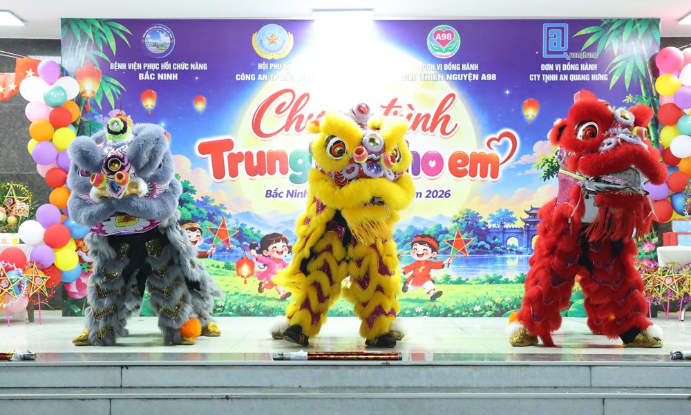 M&agrave;n m&uacute;a l&acirc;n vui nhộn tại chương tr&igrave;nh thu h&uacute;t sự cổ vũ của c&aacute;c em nhỏ v&agrave; người d&acirc;n.