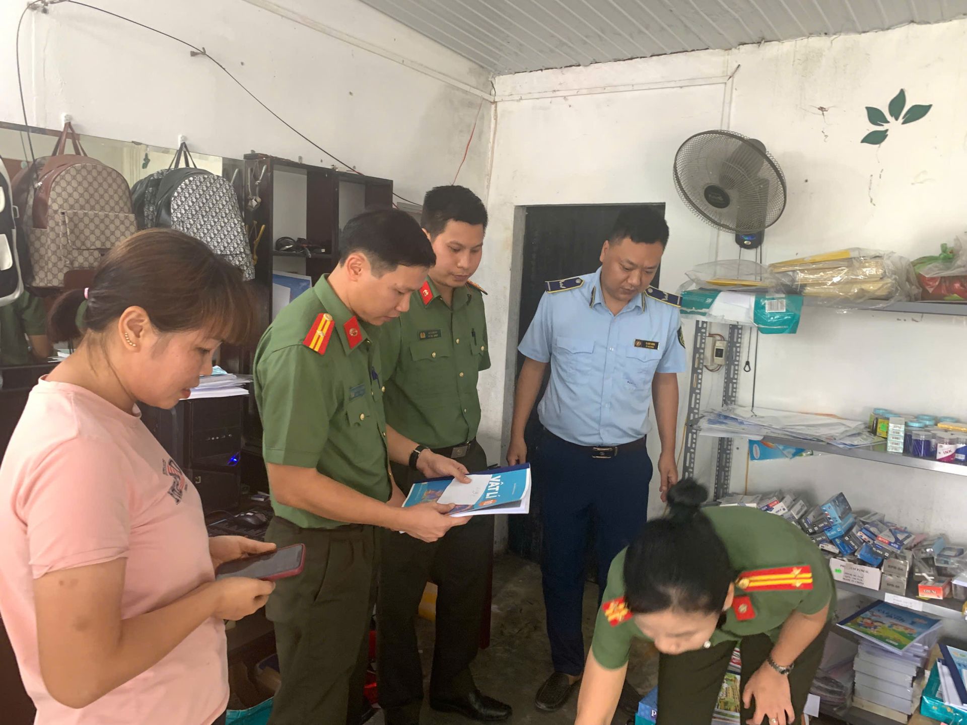 cơ sở kinh doanh s&aacute;ch gi&aacute;o khoa sao ch&eacute;p t&aacute;c phẩm tr&aacute;i ph&eacute;p
