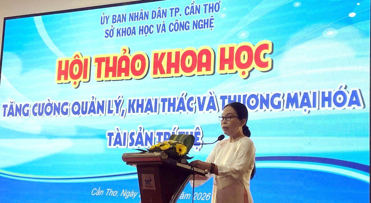 B&agrave; L&ecirc; Mỹ Hạnh, Ph&oacute; Gi&aacute;m đốc Sở Khoa học v&agrave; C&ocirc;ng nghệ TP. Cần Thơ ph&aacute;t biểu với Hội thảo