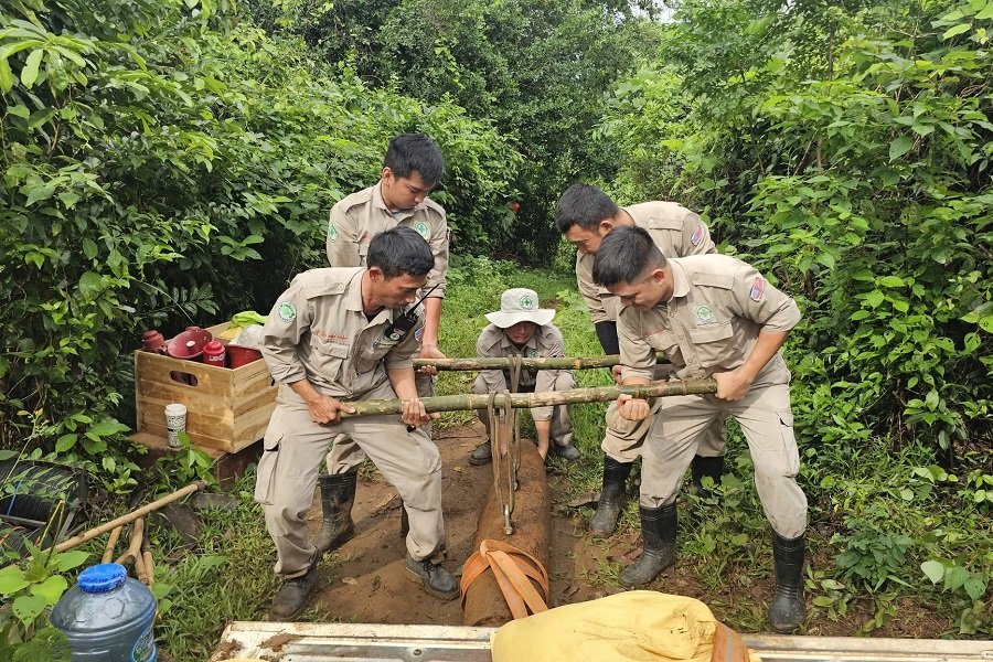 Lực lượng chuyên môn di chuyển quả bom về địa điểm hủy nổ Lực lượng chuyên môn di chuyển quả bom về địa điểm hủy nổ
