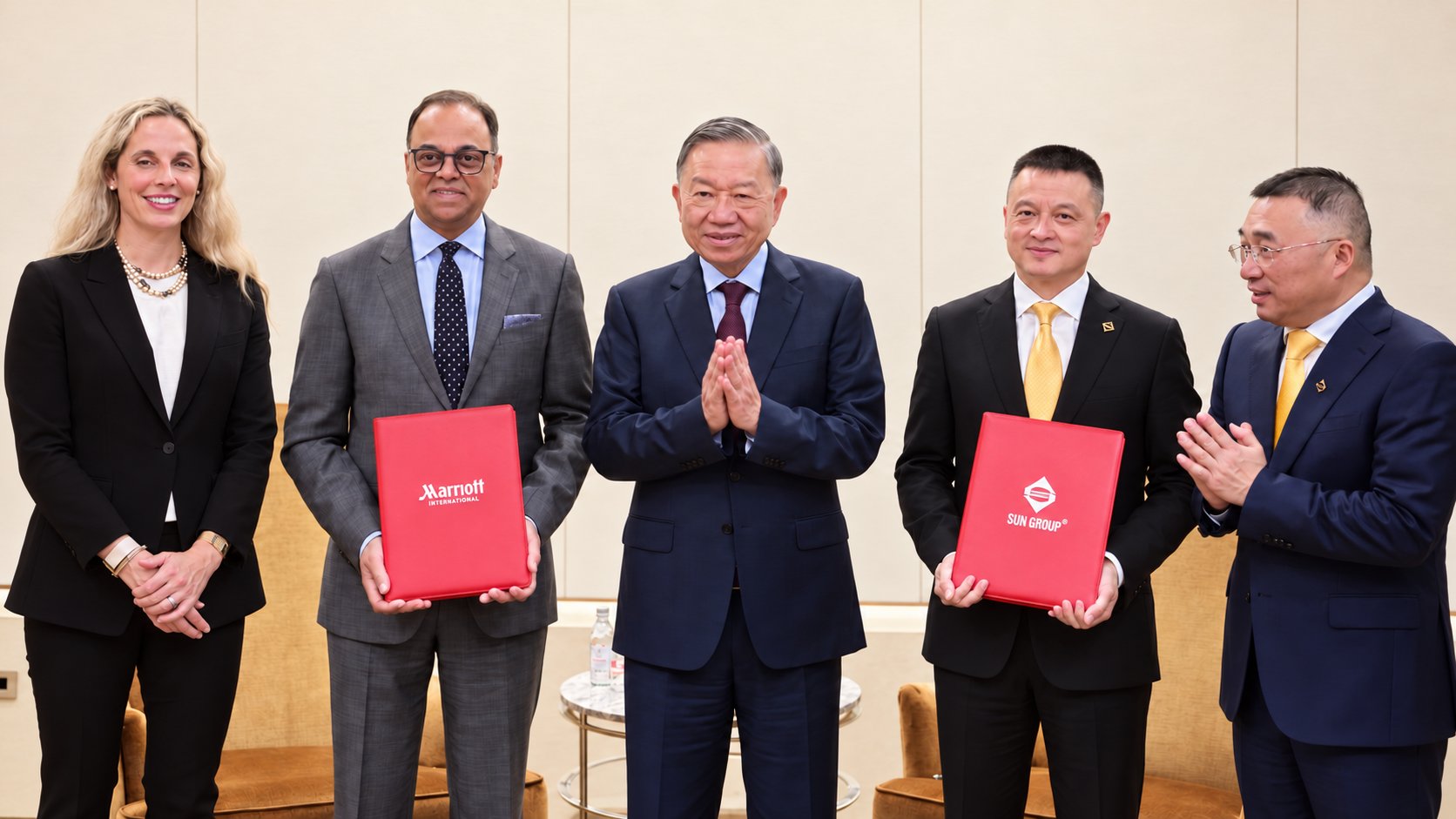 Đại diện Tập đo&agrave;n Sun Group v&agrave; Marriott International trao thỏa thuận hợp t&aacute;c dưới sự chứng kiến của Tổng B&iacute; thư, Chủ tịch nước T&ocirc; L&acirc;m