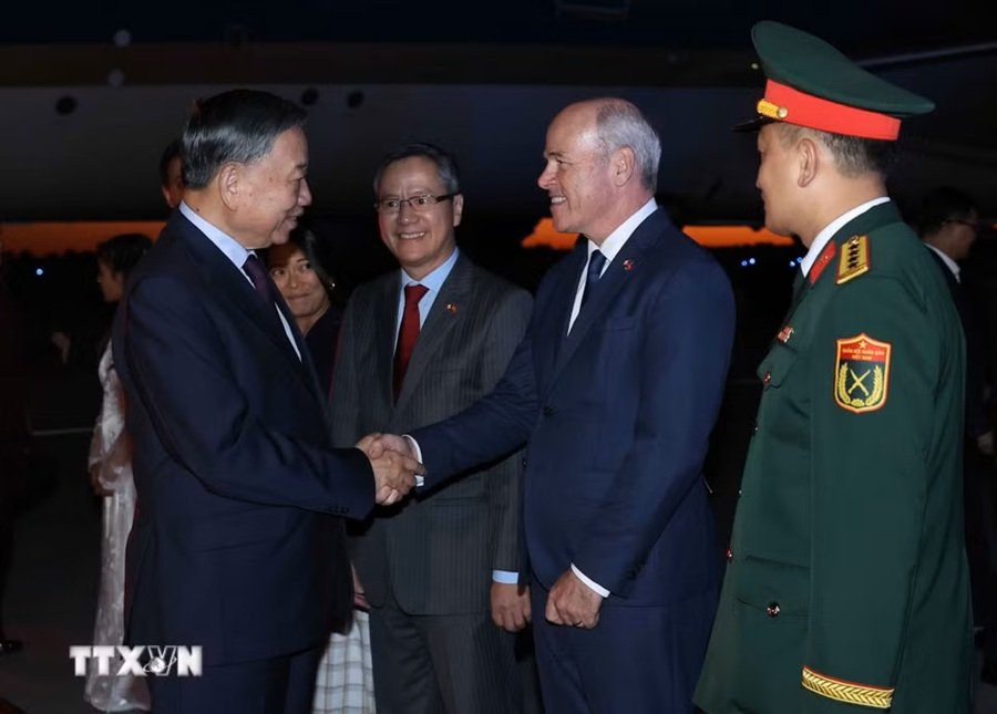 Quan chức Chính phủ Canada và cán bộ, nhân viên Đại sứ quán Việt Nam đón Tổng Bí thư, Chủ tịch nước Tô Lâm tại sân bay quốc tế Macdonald-Cartier, Ottawa - Ảnh: TTXVN Quan chức Chính phủ Canada và cán bộ, nhân viên Đại sứ quán Việt Nam đón Tổng Bí thư, Chủ tịch nước Tô Lâm tại sân bay quốc tế Macdonald-Cartier, Ottawa - Ảnh: TTXVN