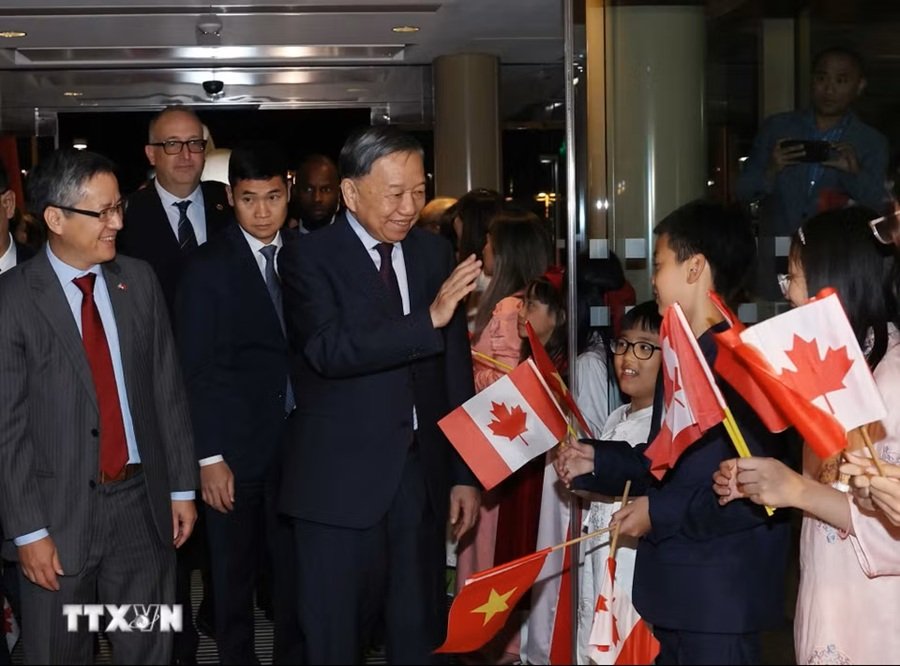 Cán bộ, nhân viên Đại sứ quán và đại diện cộng đồng người Việt Nam tại Canada đón Tổng Bí thư, Chủ tịch nước Tô Lâm - Ảnh: TTXVN Cán bộ, nhân viên Đại sứ quán và đại diện cộng đồng người Việt Nam tại Canada đón Tổng Bí thư, Chủ tịch nước Tô Lâm - Ảnh: TTXVN