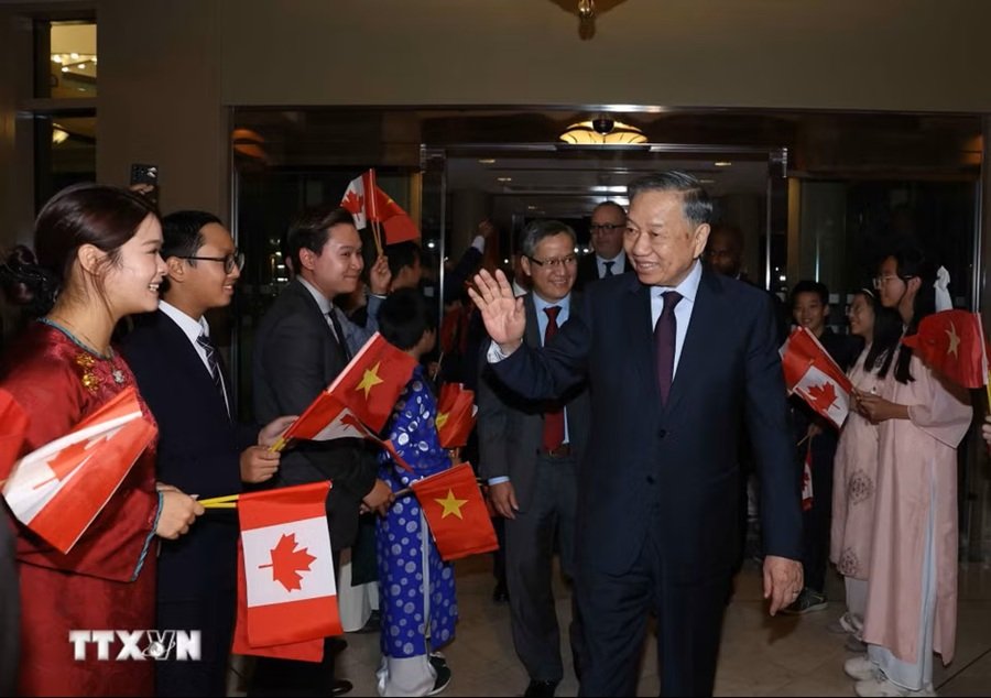 Cán bộ, nhân viên Đại sứ quán và đại diện cộng đồng người Việt Nam tại Canada đón Tổng Bí thư, Chủ tịch nước Tô Lâm - Ảnh: TTXVN Cán bộ, nhân viên Đại sứ quán và đại diện cộng đồng người Việt Nam tại Canada đón Tổng Bí thư, Chủ tịch nước Tô Lâm - Ảnh: TTXVN