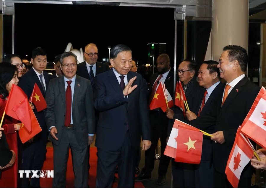 Cán bộ, nhân viên Đại sứ quán và đại diện cộng đồng người Việt Nam tại Canada đón Tổng Bí thư, Chủ tịch nước Tô Lâm - Ảnh: TTXVN Cán bộ, nhân viên Đại sứ quán và đại diện cộng đồng người Việt Nam tại Canada đón Tổng Bí thư, Chủ tịch nước Tô Lâm - Ảnh: TTXVN