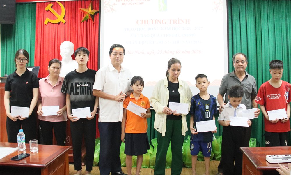 Đồng chí Nguyễn Nhân Chinh Phó Chủ tịch Ủy ban MTTQ thành phố trao học bổng cho các em học sinh. Đồng chí Nguyễn Nhân Chinh Phó Chủ tịch Ủy ban MTTQ thành phố trao học bổng cho các em học sinh.