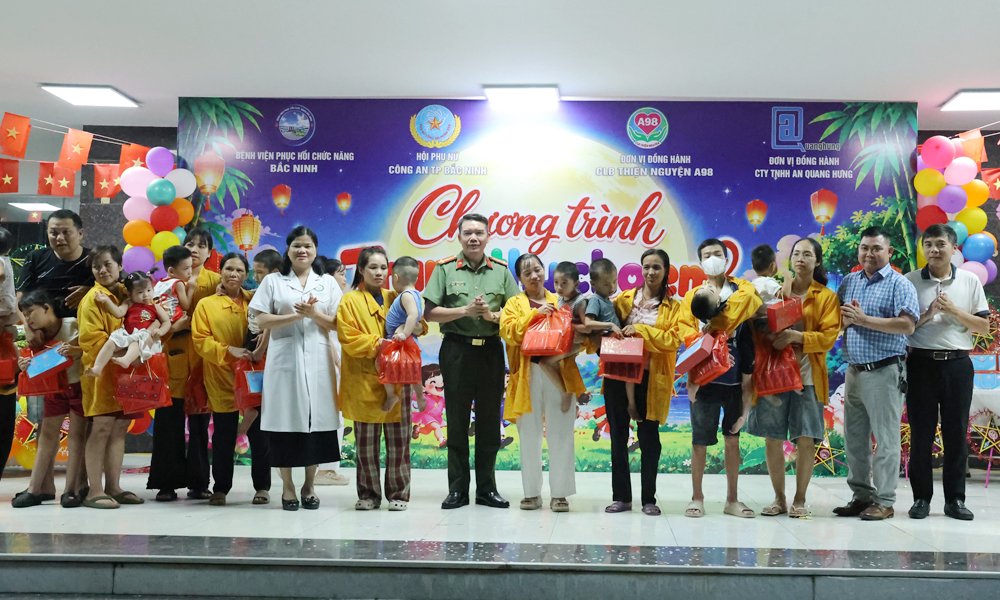 C&aacute;c đại biểu trao qu&agrave; cho c&aacute;c bệnh nhi của Bệnh viện.