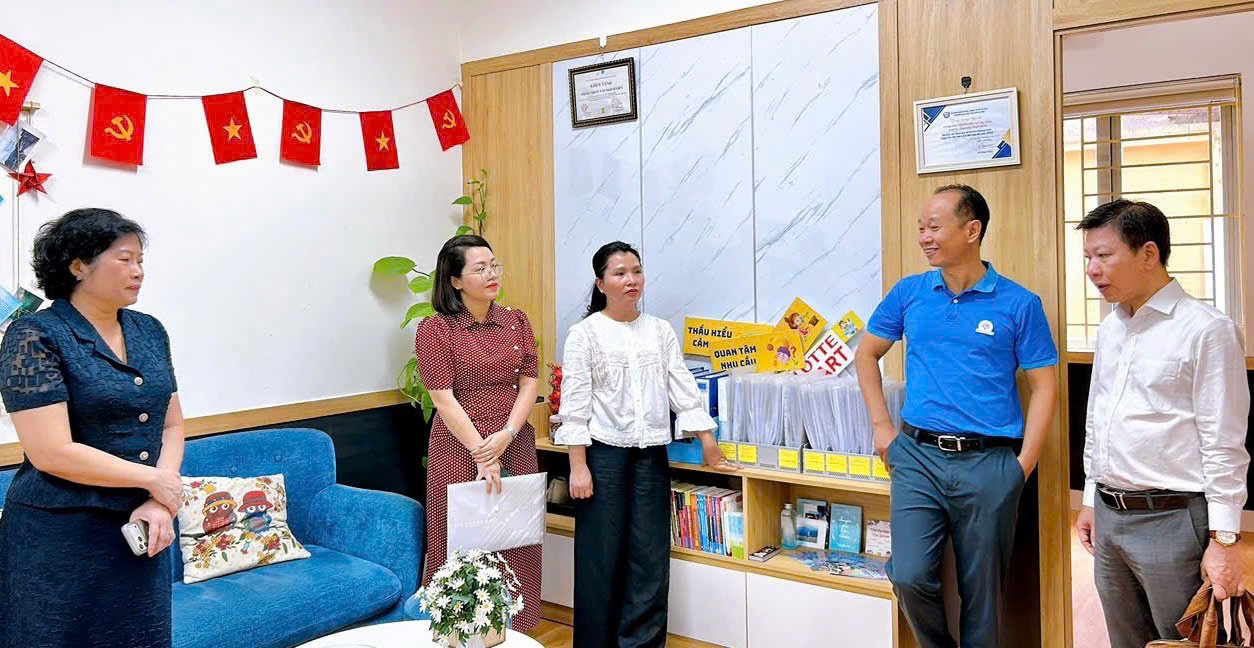 C&aacute;c đại biểu tham quan ph&ograve;ng tư vấn học đường tại trường THCS Ng&ocirc; Sĩ Li&ecirc;n (H&agrave; Nội).