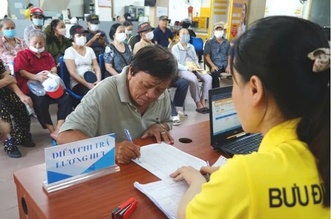 Nh&acirc;n vi&ecirc;n Bưu điện TPHCM chi trả lương hưu cho người hưởng. (Ảnh minh họa. Nguồn: Internet)