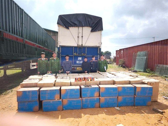 Lực lượng chức năng tỉnh Quảng Trị kiểm tra, ph&aacute;t hiện số lượng lớn thuốc l&aacute; v&agrave; ph&aacute;o hoa nhập lậu tr&ecirc;n xe tải tr&ecirc;n quốc lộ 9.